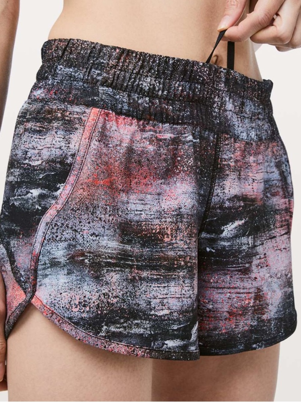 Lululemon Tracker Short V *4"
Azurite Poppy Coral Multi
